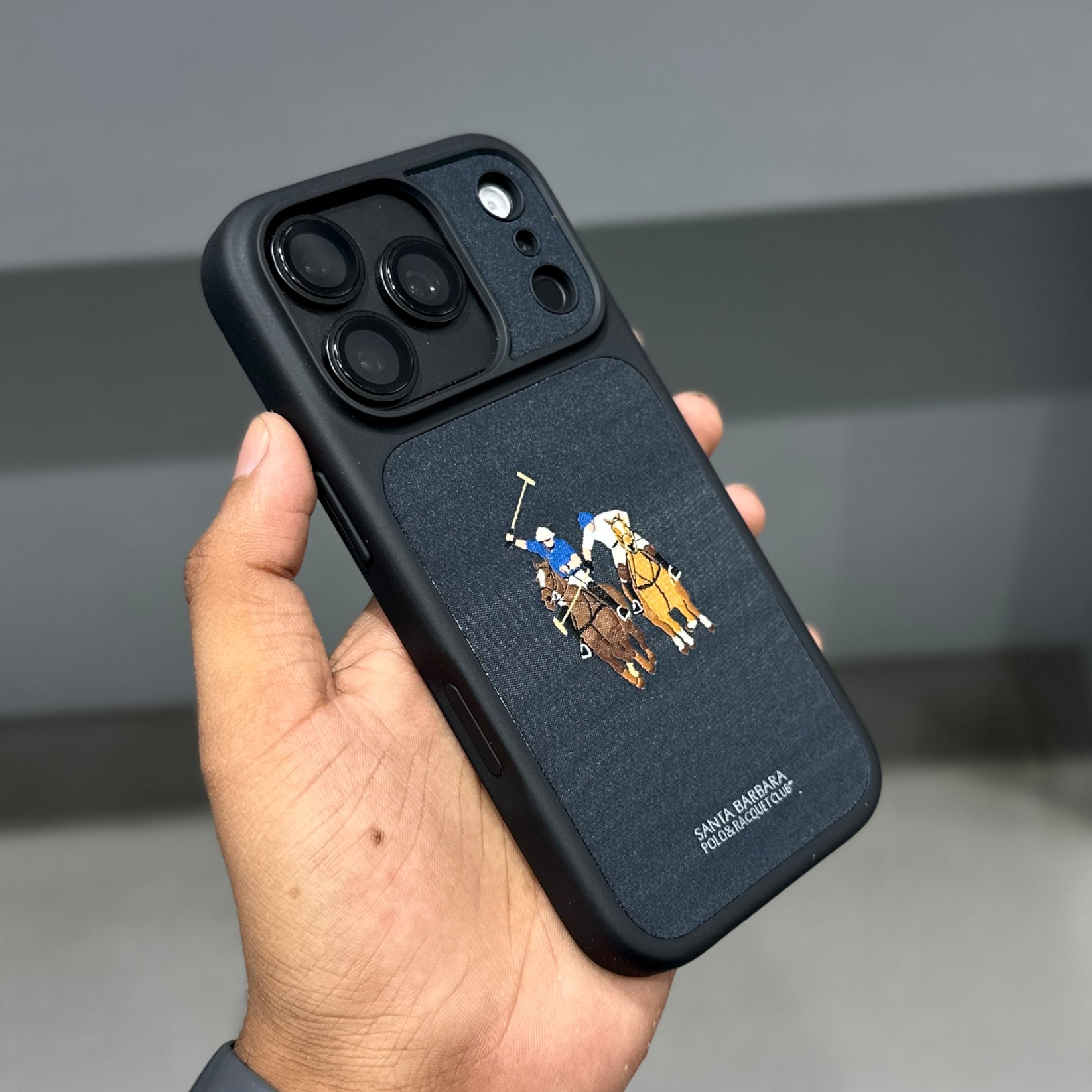 Capa Santa Barbara Polo &amp; Racquet Club em Couro Sintético com MagSafe para iPhone 17/18 Pro Max 6.9"