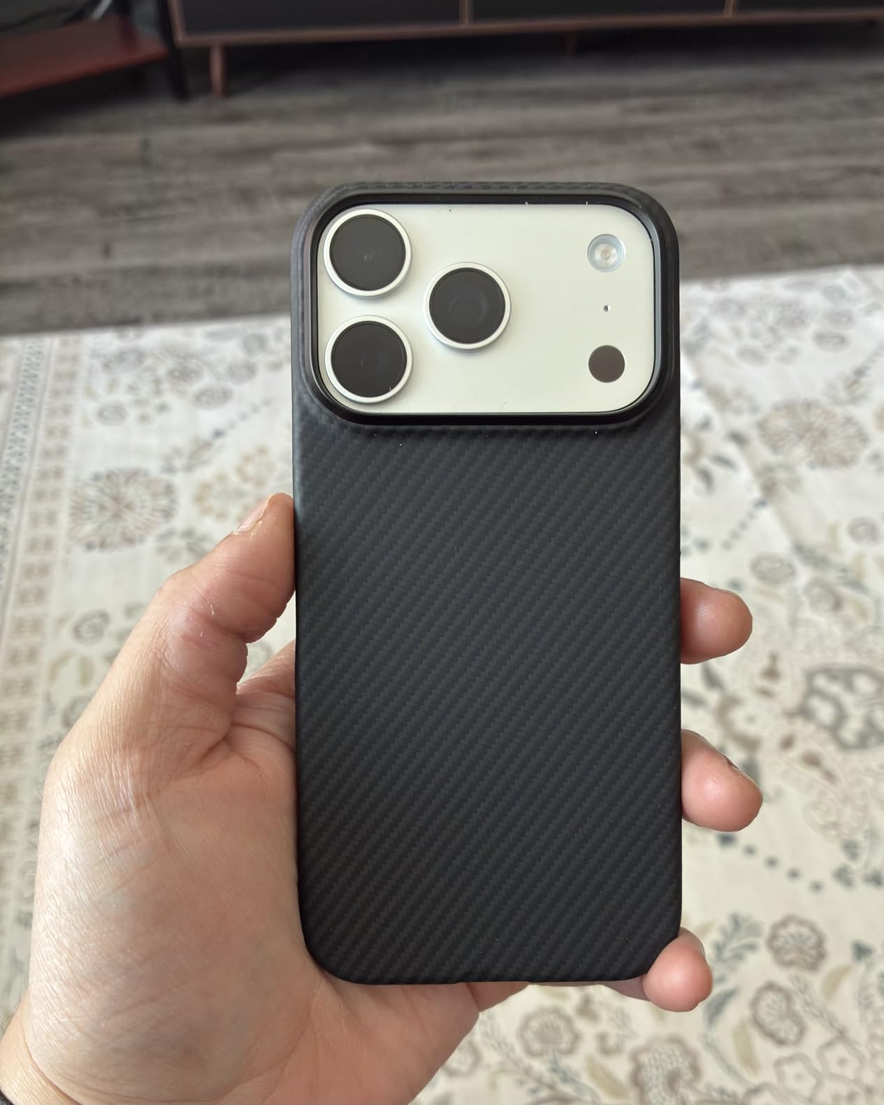 capa pitaka carbono metal novo 17 pro max