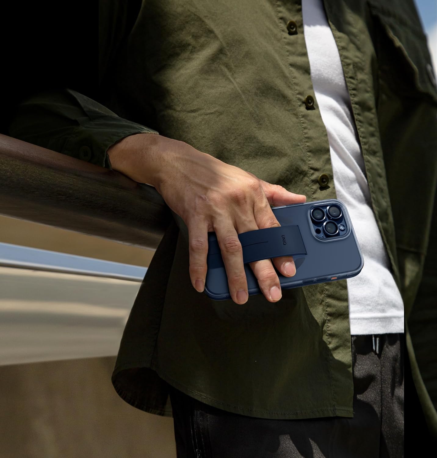 A Capa UNIQ Heldro Mag para iPhone 15 Pro/Pro Max