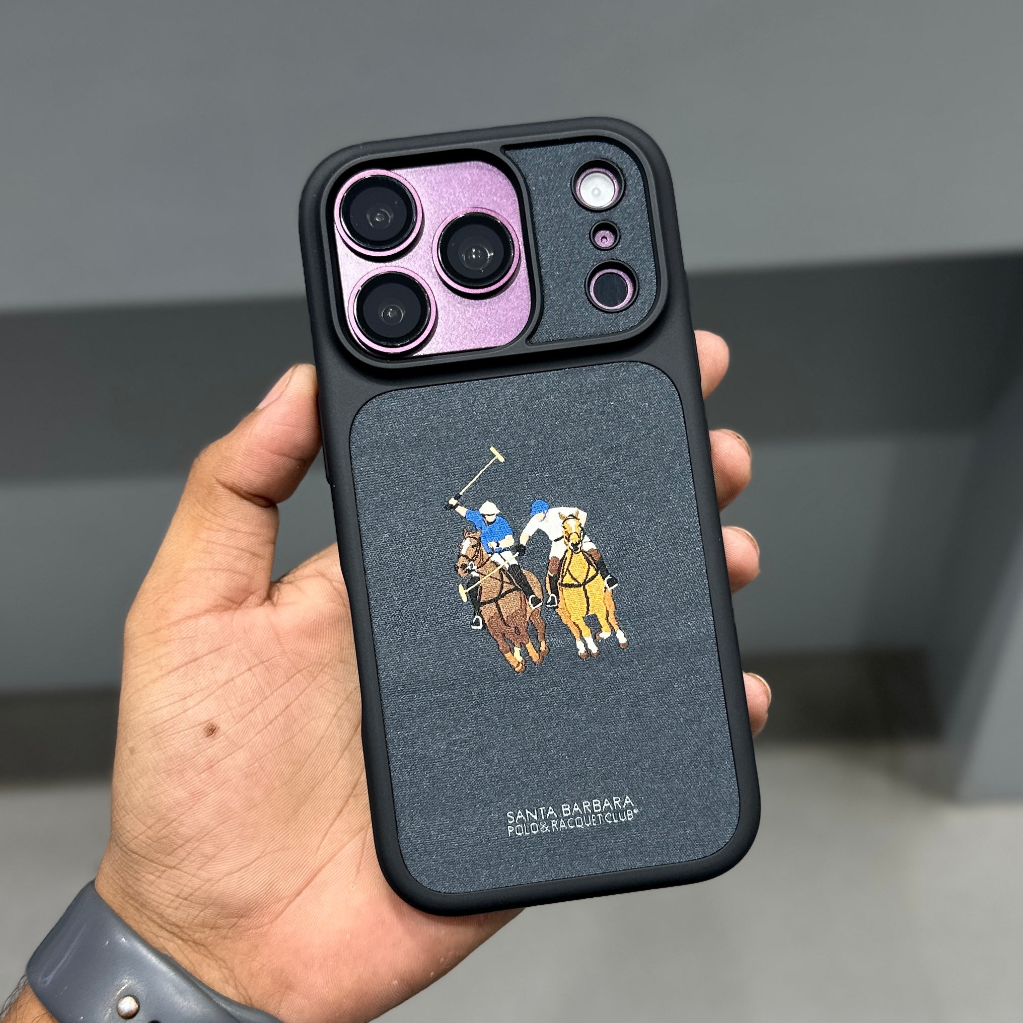 Capa Santa Barbara Polo &amp; Racquet Club em Couro Sintético com MagSafe para iPhone 17/18 Pro Max 6.9"