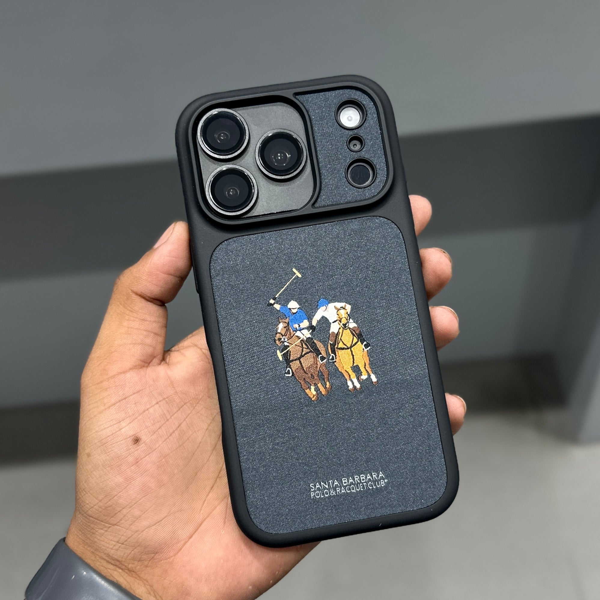 Capa Santa Barbara Polo &amp; Racquet Club em Couro Sintético com MagSafe para iPhone 17/18 Pro Max 6.9"