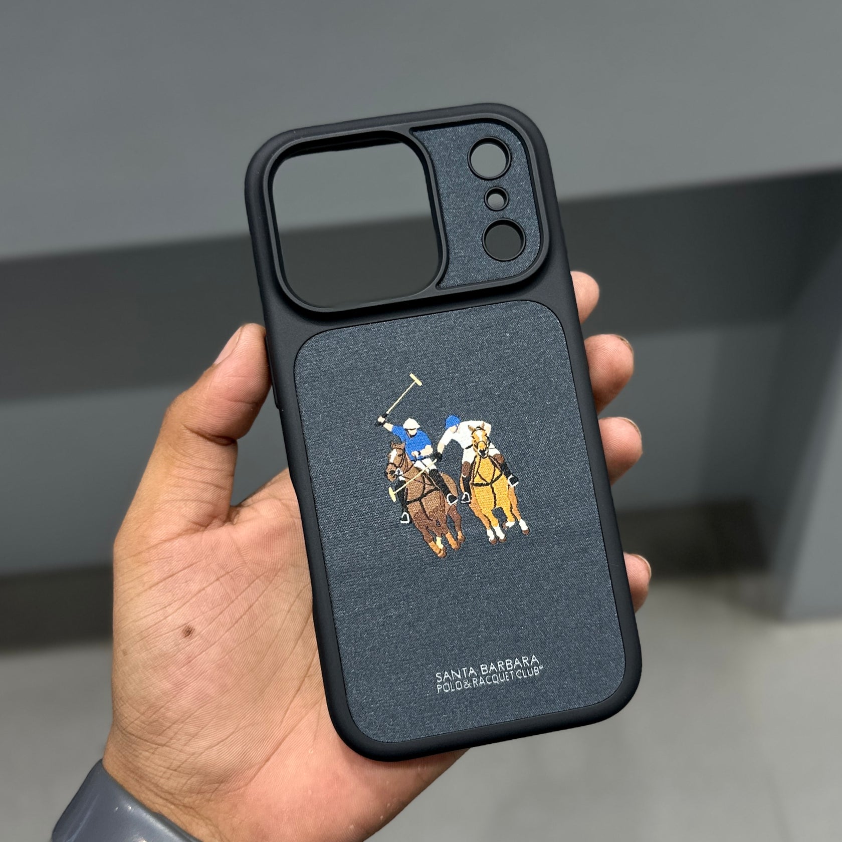 Capa Santa Barbara Polo &amp; Racquet Club em Couro Sintético com MagSafe para iPhone 17/18 Pro Max 6.9"